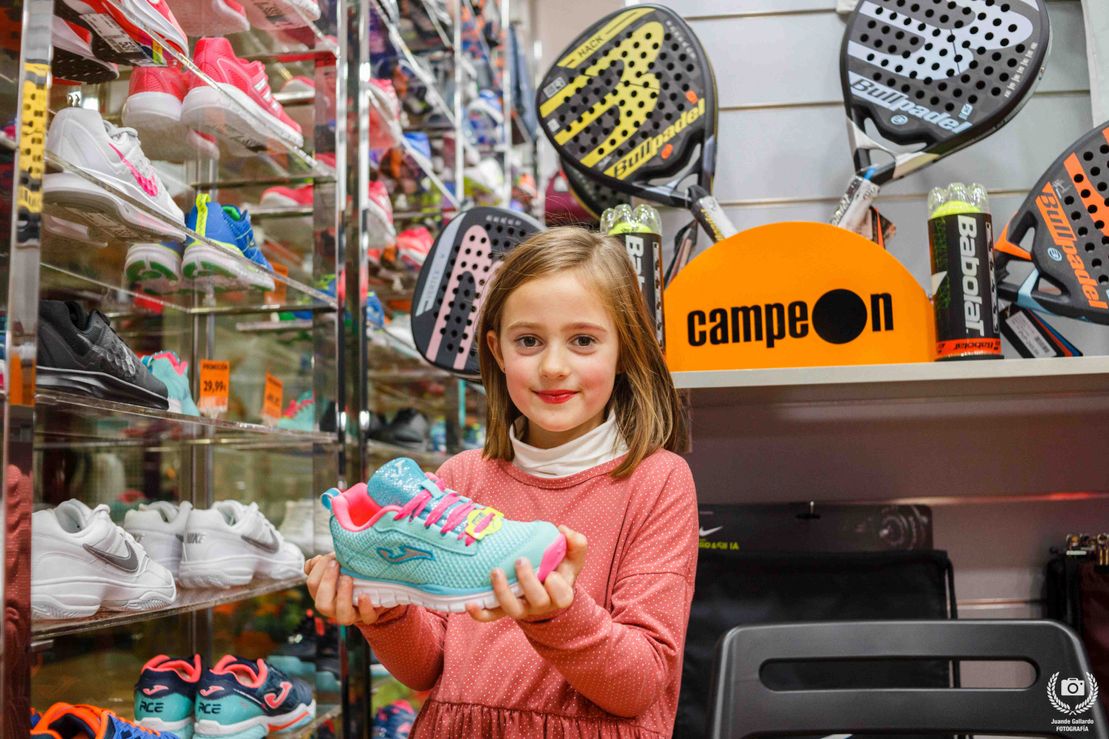 niña con deportivos