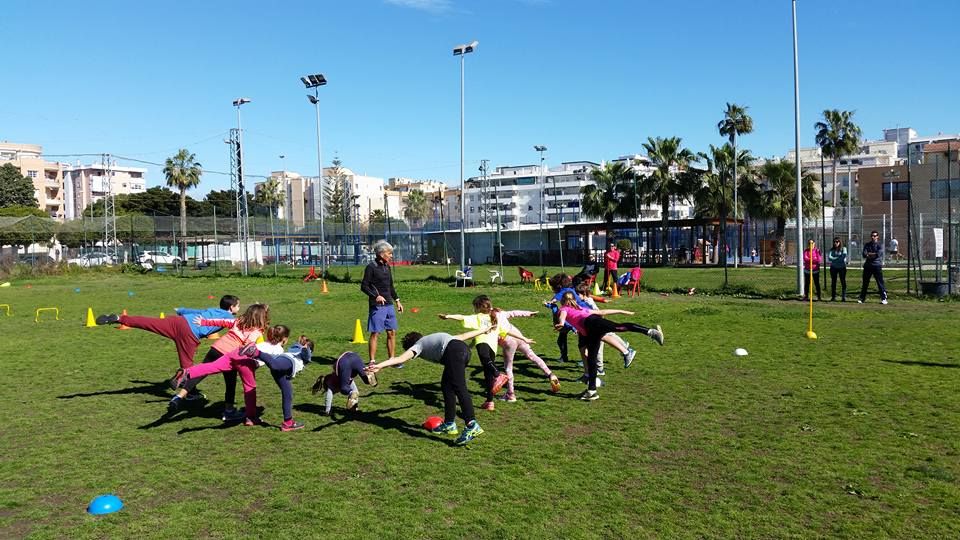 niños haciendo running