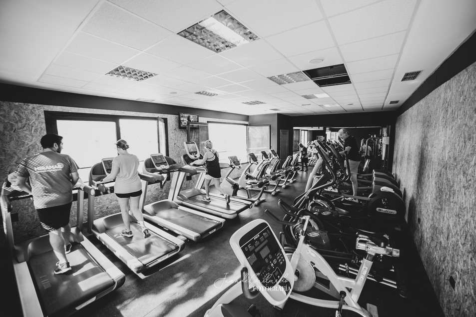 sala con cintas para correr