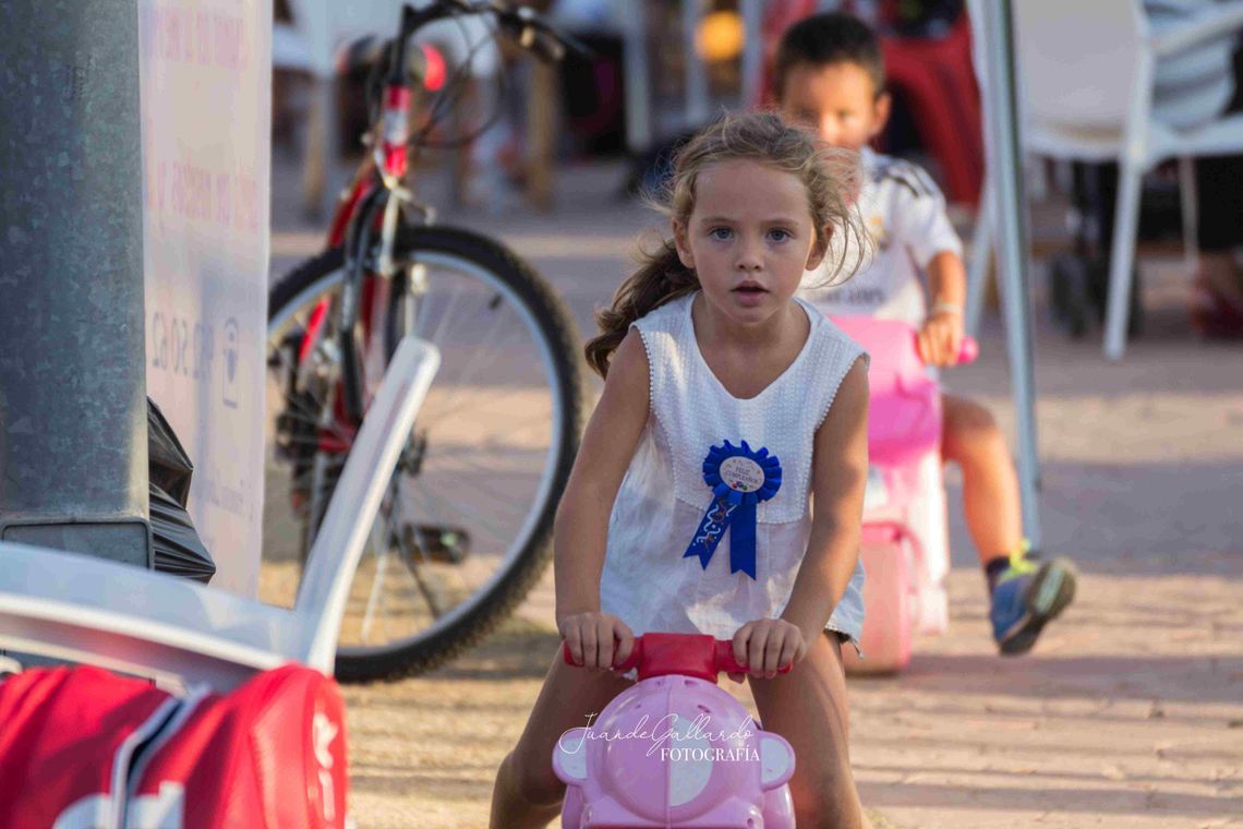 niña en moto de juguete