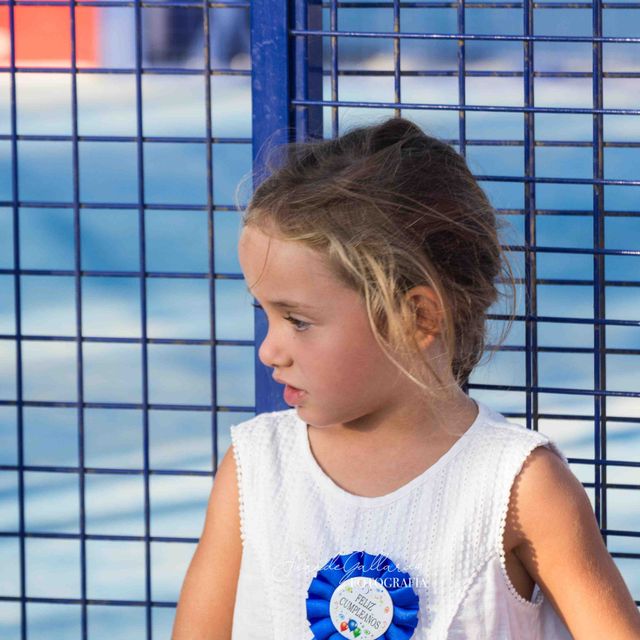 niña en campamento deportivo