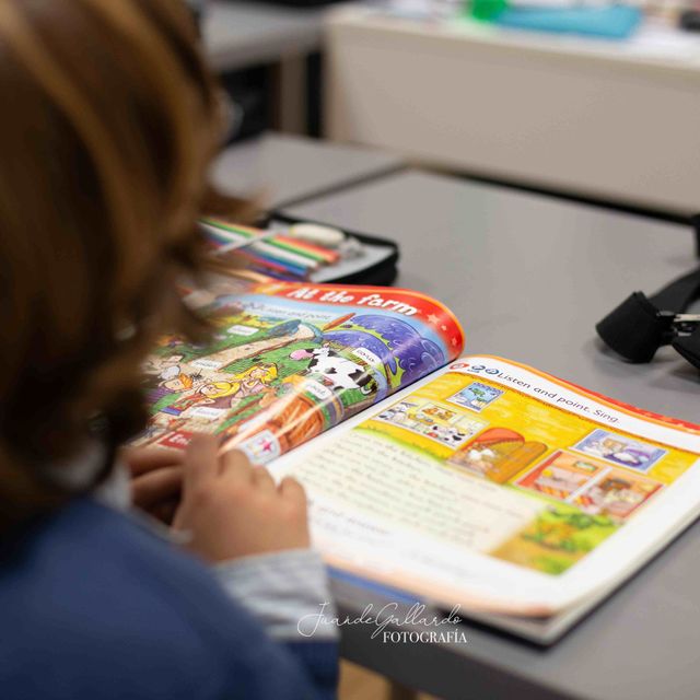 niño en clase de inglés