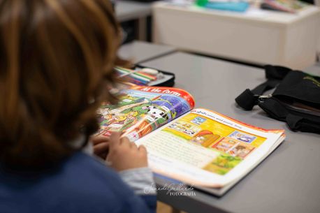 niño con libro de ingles