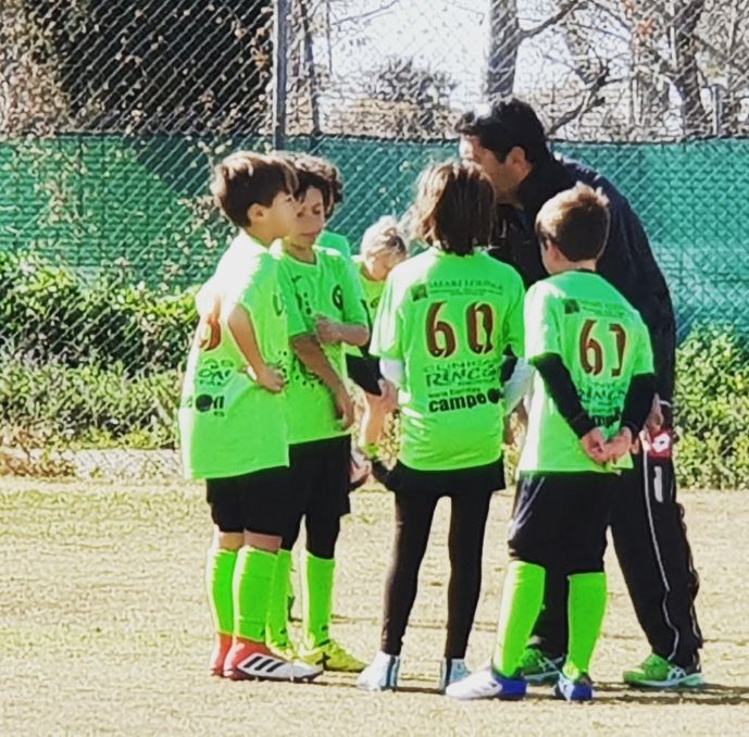 niños jugando al futbol