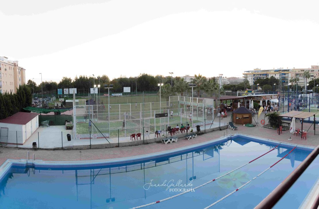 piscina y pistas deportivas