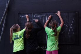 niños en pizarra