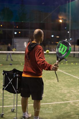 señor jugando al padel