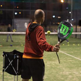 señor jugando al padel