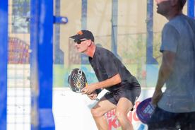 persona con raqueta de padel